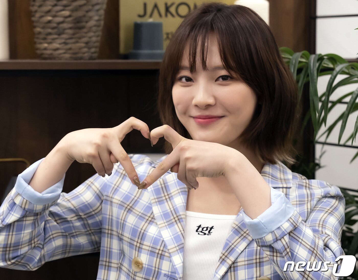 본문 이미지 - 미스틱스토리의 첫 걸그룹 빌리(Billlie)의 문수아가 서울 용산구 한남동 미스틱스토리 사옥에서 진행된 뉴스1과의 인터뷰에 앞서 포즈를 취하고 있다. 2021.10.27/뉴스1 ⓒ News1 김진환 기자