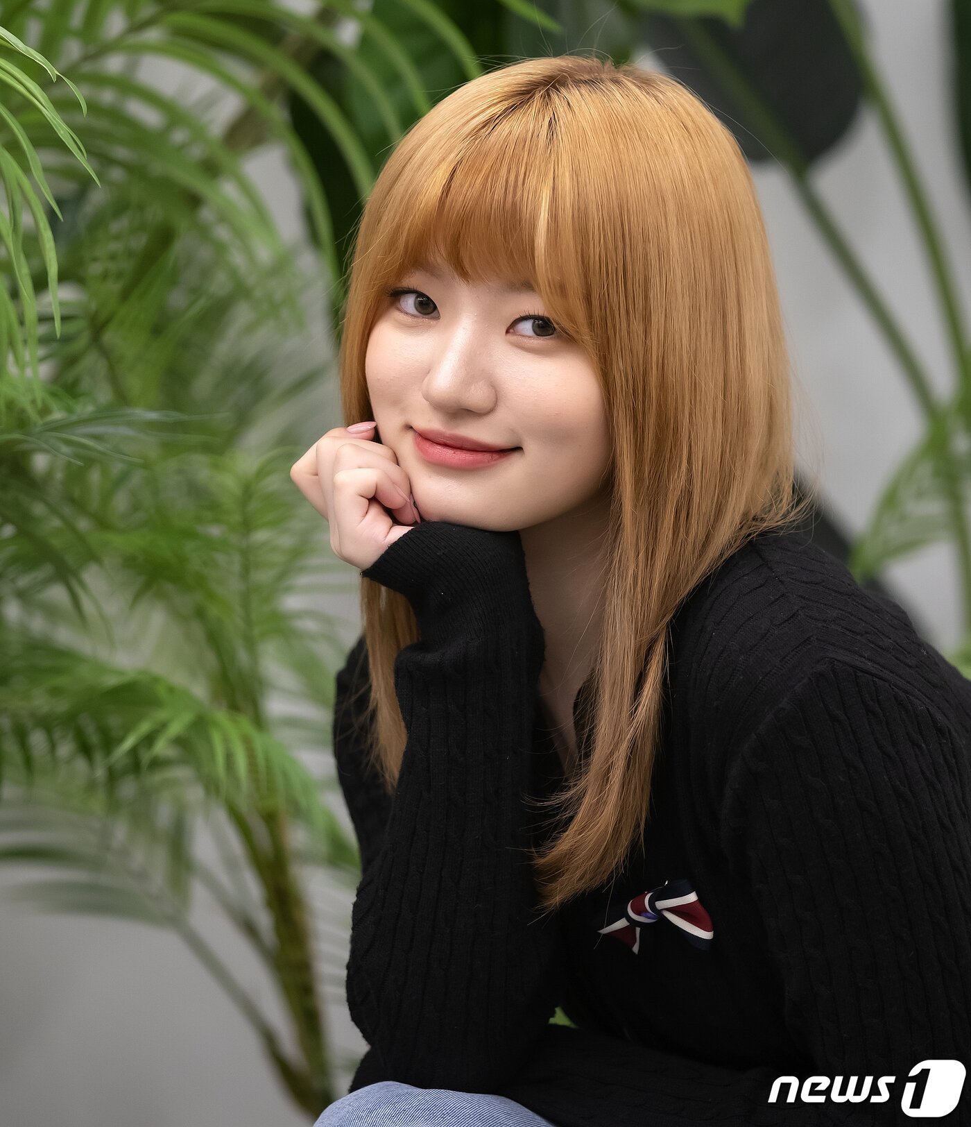 본문 이미지 - 미스틱스토리의 첫 걸그룹 빌리(Billlie)의 시윤이 서울 용산구 한남동 미스틱스토리 사옥에서 진행된 뉴스1과의 인터뷰에 앞서 포즈를 취하고 있다. 2021.10.27/뉴스1 ⓒ News1 김진환 기자