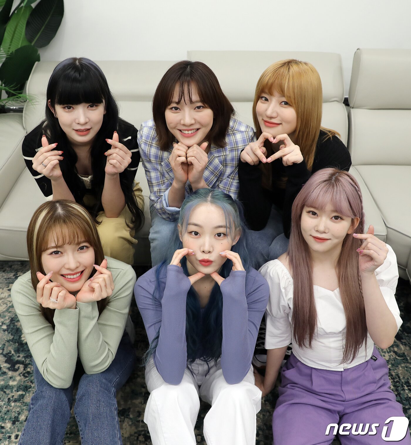 본문 이미지 - 미스틱스토리의 첫 걸그룹 빌리(Billlie)의 하루나(왼쪽 위 시계방향부터), 문수아, 시윤, 츠키, 수현, 하람이 서울 용산구 한남동 미스틱스토리 사옥에서 진행된 뉴스1과의 인터뷰에 앞서 포즈를 취하고 있다. 2021.10.27/뉴스1 ⓒ News1 김진환 기자