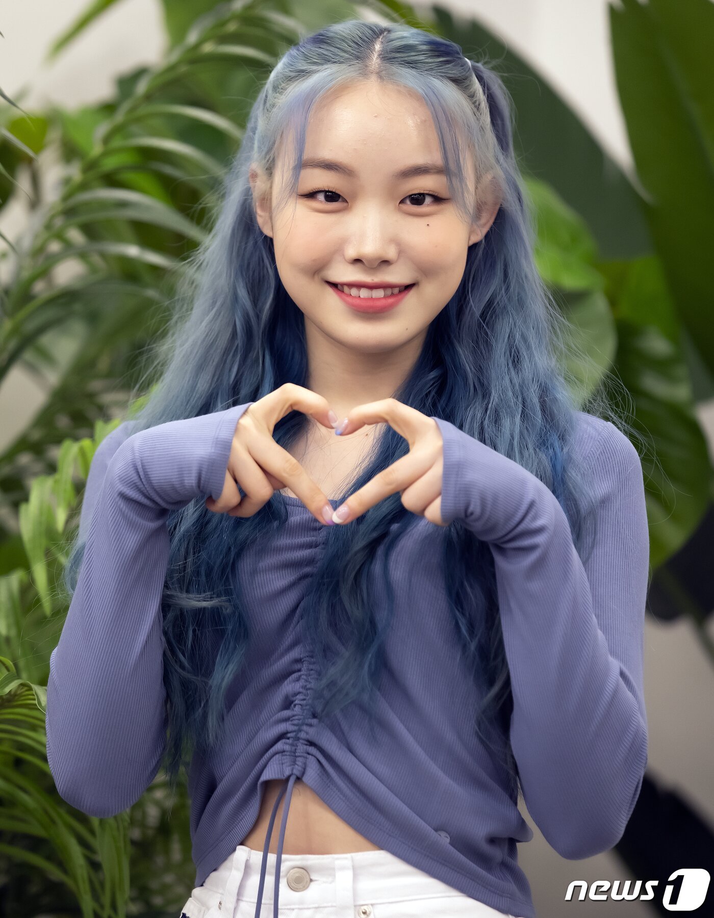 본문 이미지 - 미스틱스토리의 첫 걸그룹 빌리(Billlie)의 수현이 서울 용산구 한남동 미스틱스토리 사옥에서 진행된 뉴스1과의 인터뷰에 앞서 포즈를 취하고 있다. 2021.10.27/뉴스1 ⓒ News1 김진환 기자