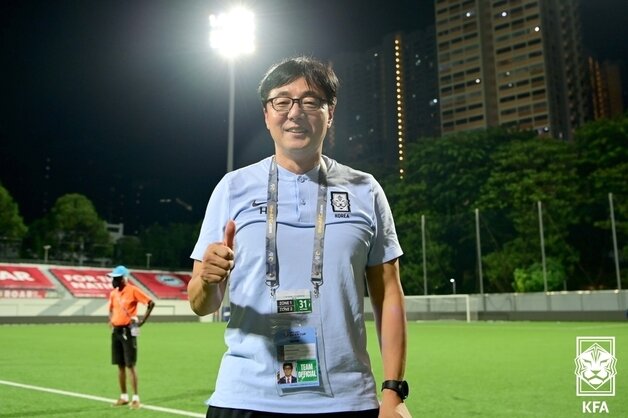 본문 이미지 - 31일(현지시간) 싱가포르 잘란베사르 스타디움에서 열린 2022 아시아축구연맹(AFC) U-23 아시안컵 H조 3차전 대한민국과 싱가포르의 경기, 승리한 대한민국의 황선홍 감독이 기뻐하고 있다. 이날 경기에서 대한민국은 5대1로 대승을 거뒀다. (대한축구협회 제공) 2021.10.31/뉴스1