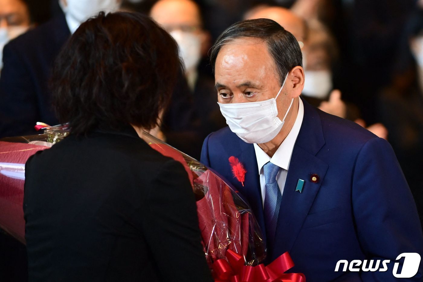 본문 이미지 - 스가 요시히데 일본 총리가 4일 도쿄에서 마지막 각의를 주재한 뒤 참모들로부터 꽃다발을 받았다. ⓒ AFP=뉴스1 ⓒ AFP=뉴스1