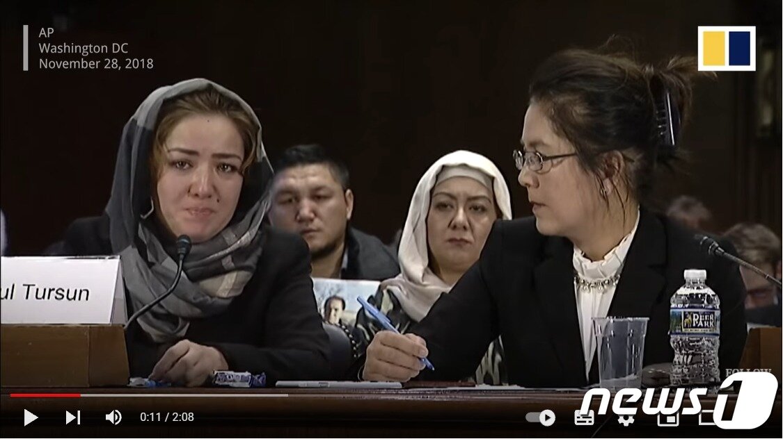 본문 이미지 - 중국 신장 자치구 위구르족 여성 미리굴 투르순(29)이 2018년 11월 28일 미 의회 청문회에 출석해 '직업훈련소'로 불리는 소수민족 수용소에서 겪은 고문과 학대 피해를 증언하는 모습. 사우스차이나모닝포스트(SCMP) 유튜브 보도화면 갈무리. ⓒ AP=SCMP