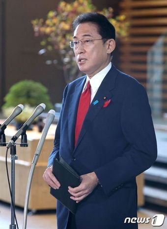 본문 이미지 - 기시다 후미오 일본 총리가 지난달 5일 도쿄 총리 관저에서 취임 하루 만에 조 바이든 미국 대통령과 통화를 한 뒤 취재진과 만나고 있다. ⓒ AFP=뉴스1 ⓒ News1 우동명 기자