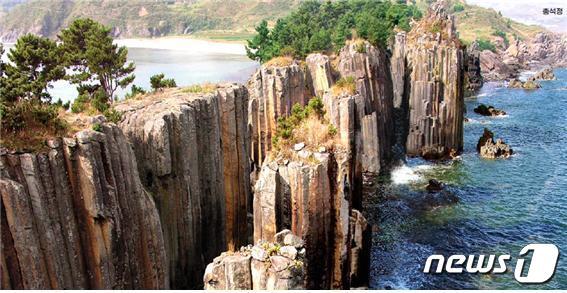 본문 이미지 - 북한의 대외용 월간지 '조선' 10월호에 소개된 금강산의 가을 풍경들. 사진은 총석정의 모습.(조선 갈무리)ⓒ 뉴스1