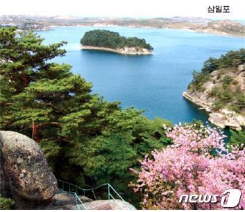 본문 이미지 - 북한의 대외용 월간지 '조선' 10월호에 소개된 금강산의 가을 풍경들. 사진은 삼일포의 모습.(조선 갈무리)ⓒ 뉴스1