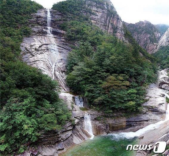 본문 이미지 - 북한의 대외용 월간지 '조선' 10월호에 소개된 금강산의 가을 풍경들. 사진은 비봉폭포의 모습.(조선 갈무리)ⓒ 뉴스1