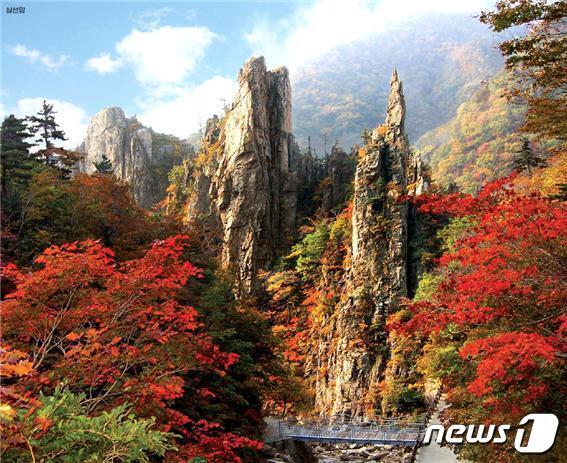 본문 이미지 - 북한의 대외용 월간지 '조선' 10월호에 소개된 금강산의 가을 풍경들. 사진은 삼선암의 모습.(조선 갈무리)ⓒ 뉴스1