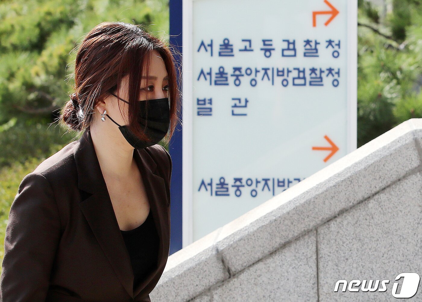 본문 이미지 - '고발사주' 의혹과 관련해 이 사건 최초 제보자이자 공익신고인인 조성은씨가 5일 오후 윤석열 국민의힘 대선 경선 후보와 김웅, 권성동, 장제원 국민의힘 의원 등을 공직선거법 위반, 특정범죄가중법 위반, 명예훼손, 모욕, 허위사실유포, 공익신고자보호법 위반 등 혐의로 고소를 하기 위해 서울 서초동 서울중앙지방검찰청사로 이동하고 있다. 2021.10.5/뉴스1 ⓒ News1 김진환 기자