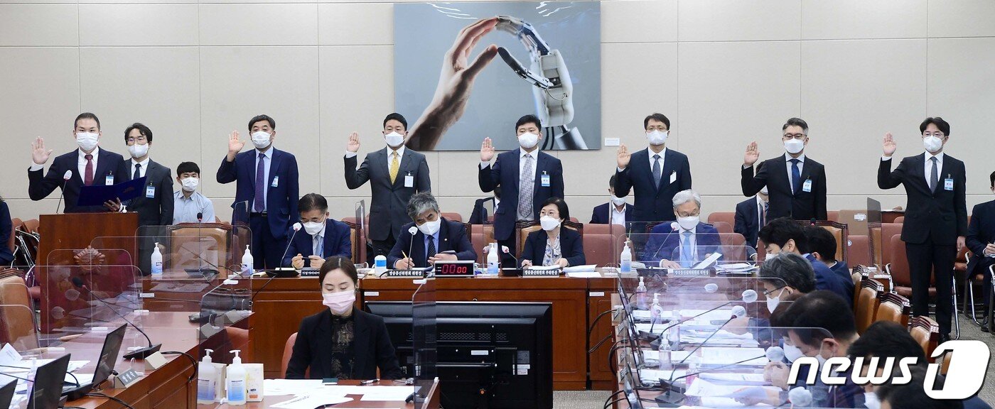 본문 이미지 - 5일 서울 여의도 국회에서 열린 과학기술정보방송통신위원회의 방송통신위원회 등에 대한 국정감사에서 김경훈 구글코리아 대표이사(왼쪽부터), 정기현 페이스북 코리아 대표, 이강택 TBS 사장, 윤구 애플코리아 대표, 연주환 넷플릭스서비시스 코리아 팀장, 박대준 쿠팡 대표, 류긍선 카카오모빌리티 대표, 김범준 우아한형제들 대표가 증인선서를 하고 있다. 2021.10.5/뉴스1 ⓒ News1 구윤성 기자