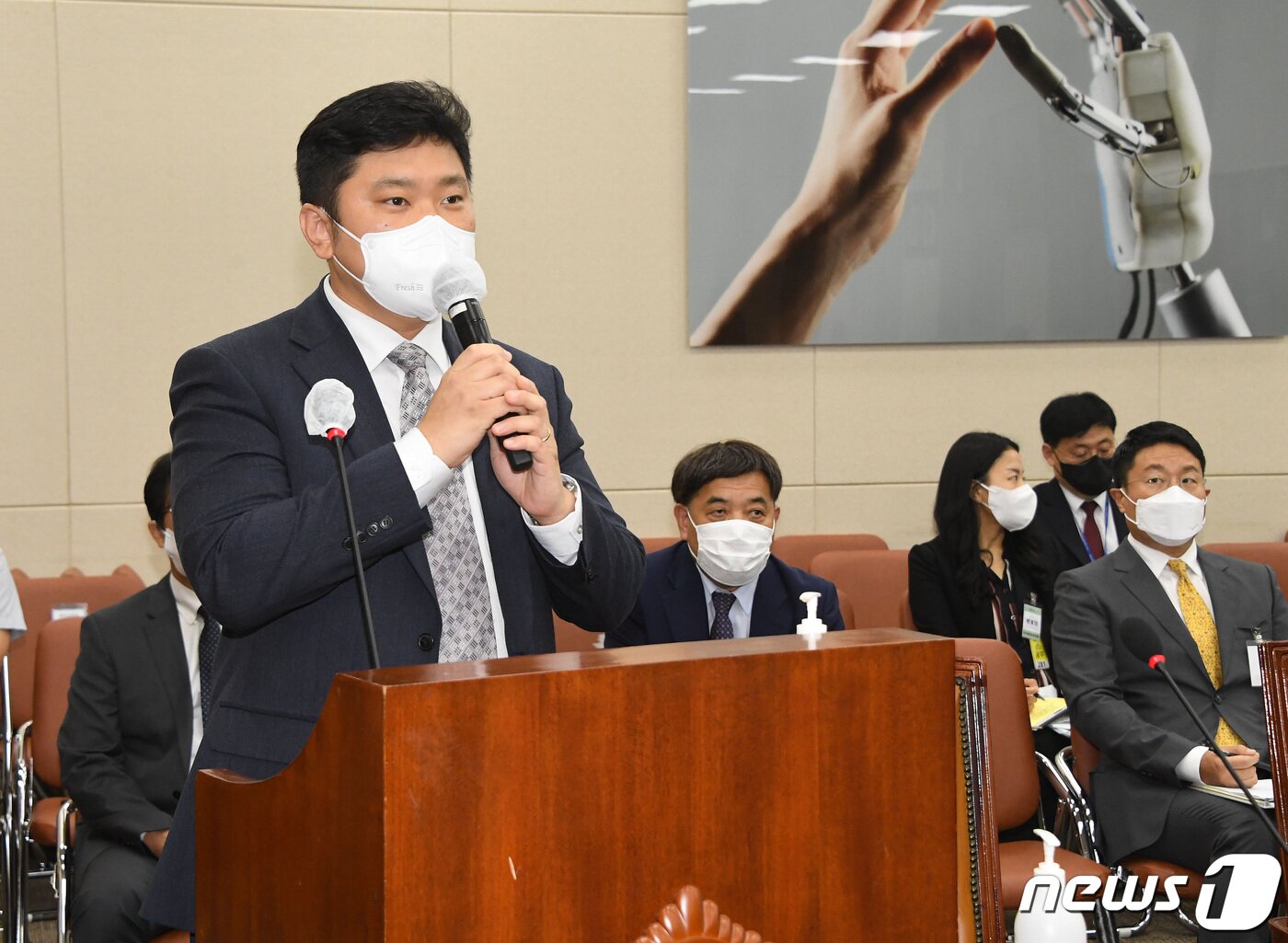 본문 이미지 - 5일 국회에서 열린 과학기술정보방송통신위원회 2021년도 국정감사에서 연주환 넷플릭스서비시스 코리아 팀장이 증인으로 출석해 답변하고 있다. 2021.10.5/뉴스1 ⓒ News1 이동해 기자