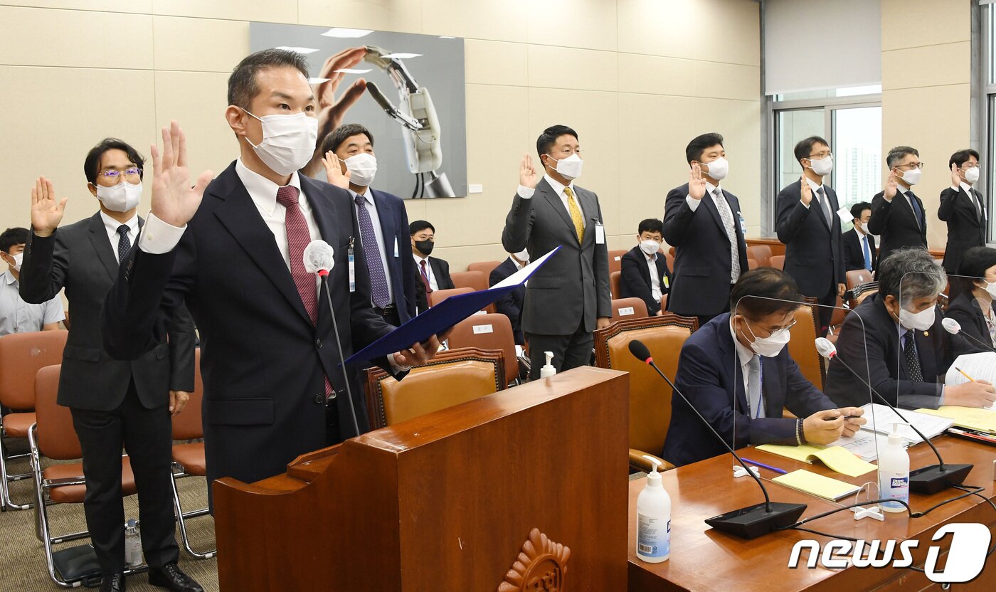 본문 이미지 - 5일 국회에서 열린 과학기술정보방송통신위원회 2021년도 국정감사에서 김경훈 구글코리아 대표가 발언대에서 중인대표로 선서 하고 있다. ⓒ News1 이동해 기자