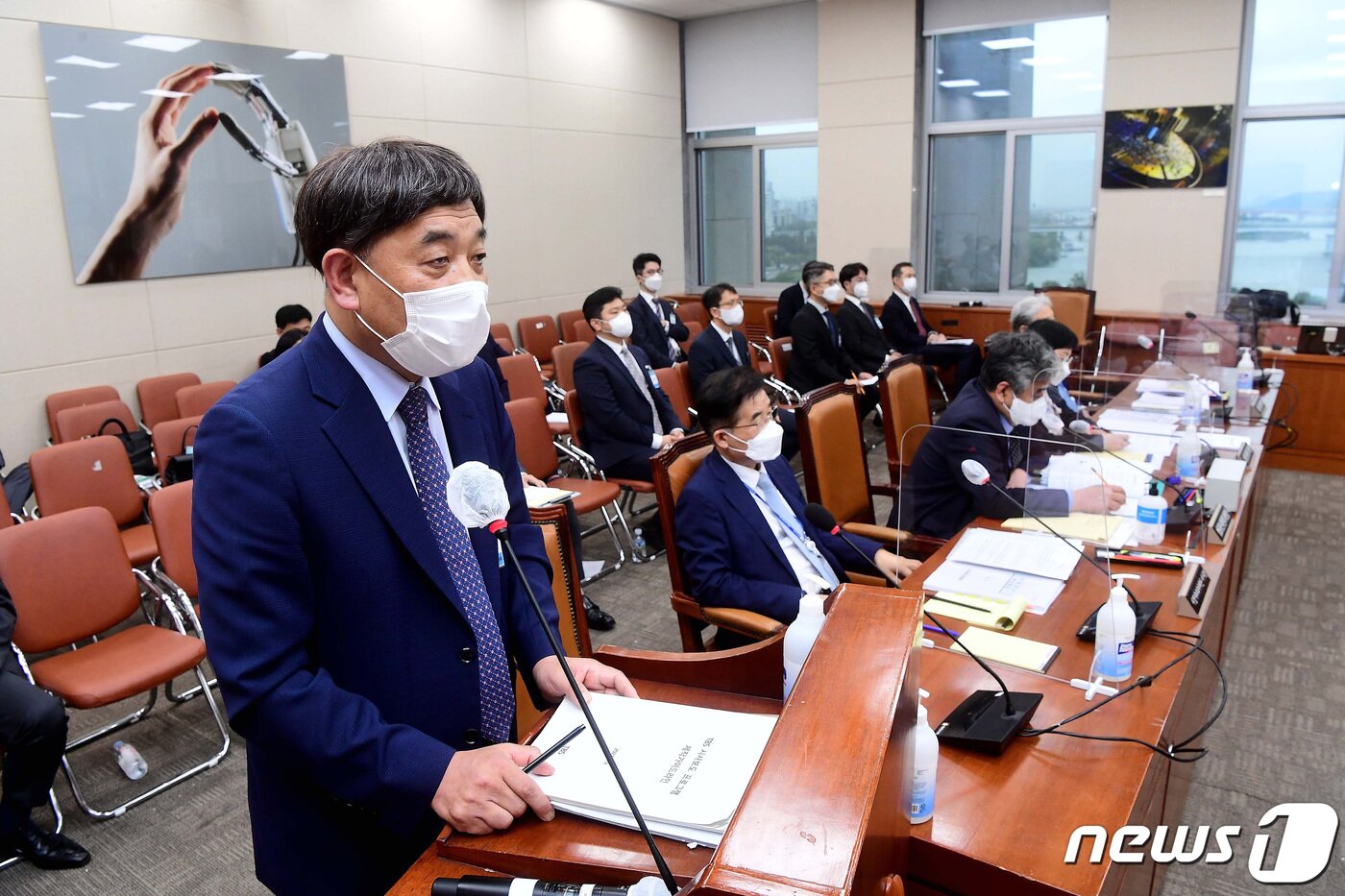 본문 이미지 - 5일 서울 여의도 국회에서 열린 과학기술정보방송통신위원회의 방송통신위원회 등에 대한 국정감사에서 이강택 TBS 사장이 의원 질의에 답하고 있다. 2021.10.5/뉴스1 ⓒ News1 이동해 기자