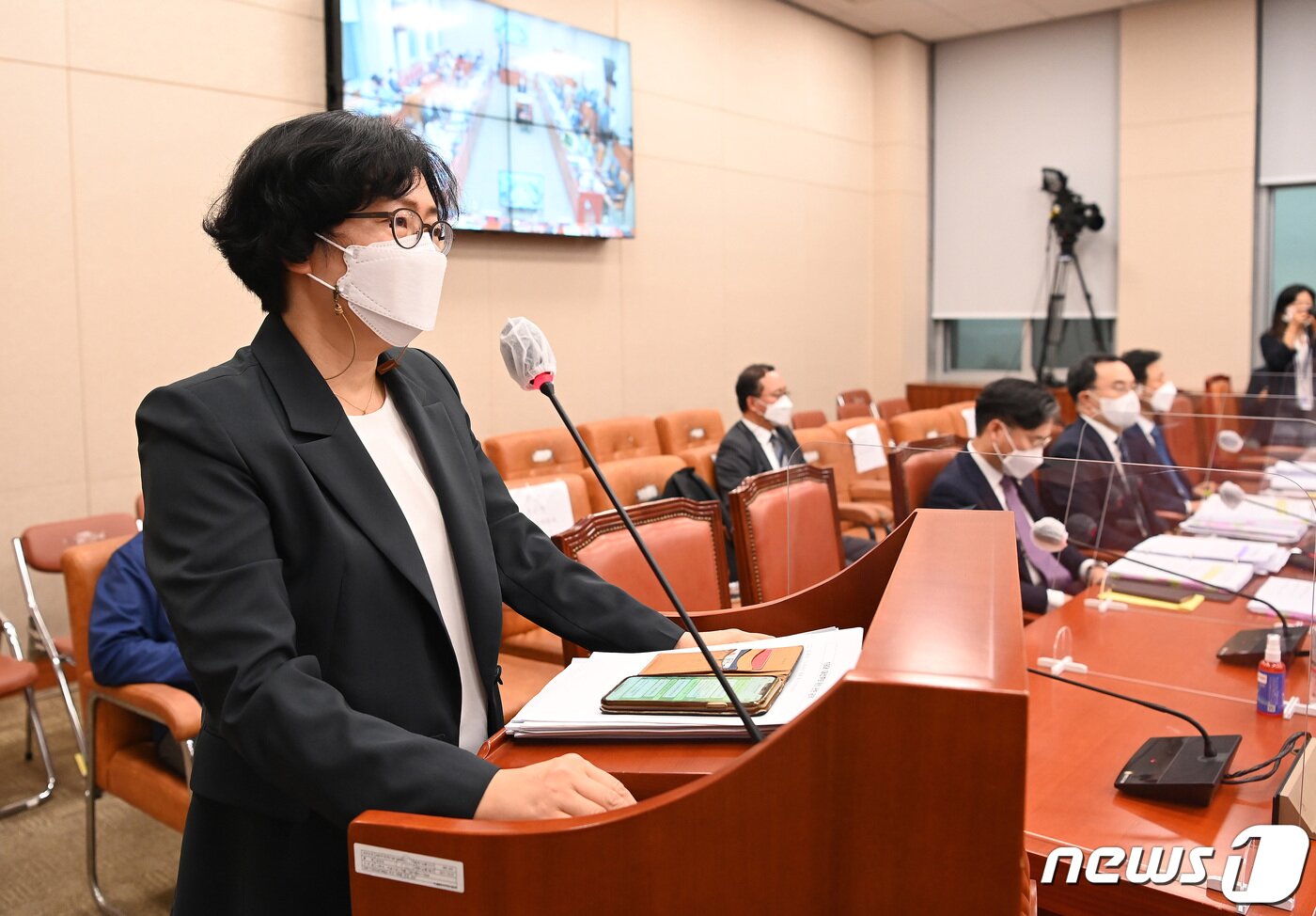 본문 이미지 - 윤순진 탄소중립위원회 민간위원장이 5일 서울 여의도 국회에서 열린 산업통상자원중소벤처기업위원회 2021년도 산업통상자원부 국정감사에서 의원들의 질의에 답하고 있다. 2021.10.5/뉴스1 ⓒ News1 이동해 기자