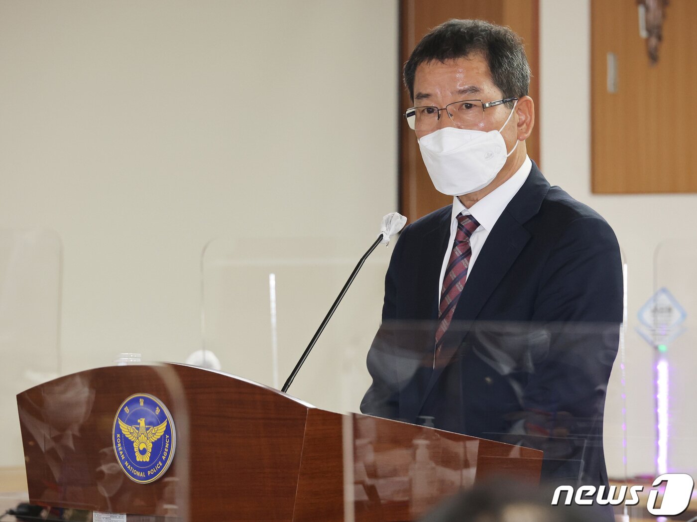본문 이미지 - 권순호 현대산업개발 대표가 5일 오후 서울 서대문구 경찰청에서 열린 국회 행정안전위원회의 경찰청 국정감사에 증인으로 출석해 불법 하도급 계약 문제 및 피해자 보상 지원 관련 이형석 더불어민주당 의원의 질문에 답변하고 있다. 2021.10.5/뉴스1 ⓒ News1 이동해 기자