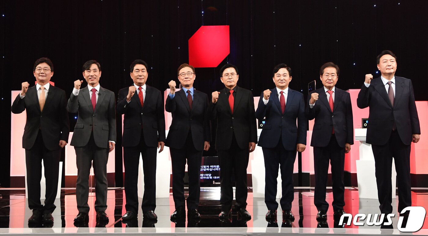 본문 이미지 - 유승민, 하태경, 안상수, 최재형, 황교안, 원희룡, 홍준표, 윤석열 국민의힘 대선 경선 후보가 5일 오후 서울 여의도 한국방송공사(KBS) 스튜디오에서 제6차 방송토론회 전 포즈를 취하고 있다. 2021.10.5/뉴스1 ⓒ News1 국회사진취재단