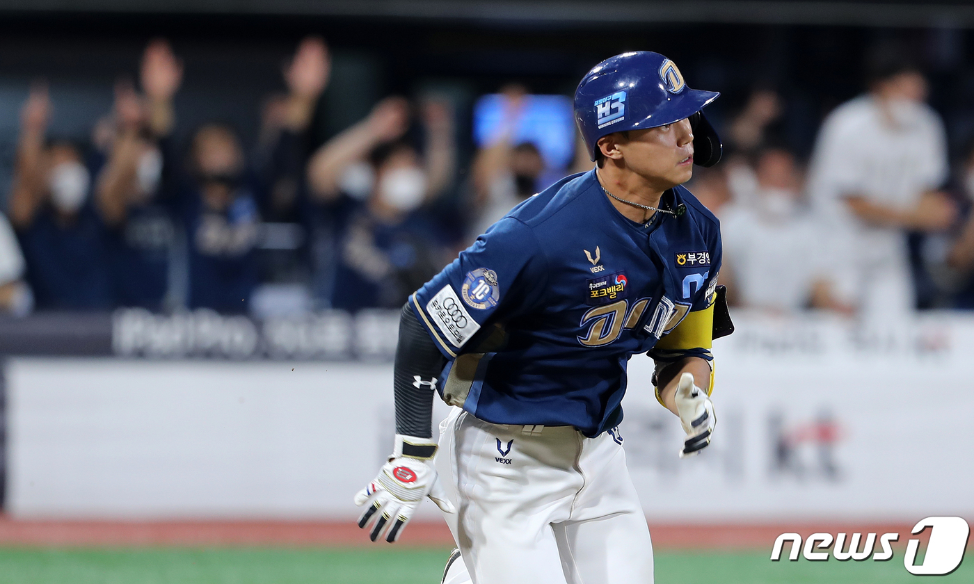 (수원=뉴스1) 이재명 기자 = 5일 오후 경기도 수원시 장안구 KT위즈파크에서 열린 ‘2021 신한은행 SOL KBO리그’ KT 위즈와 NC 다이노스의 경기 9회초 1사 1,3루 …
