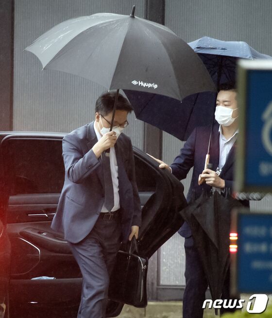 김진욱 고위공직자범죄수사처장이 6일 오전 경기 정부과천청사 고위공직자범죄수사처(공수처)에 출근하고 있다. 한편 공수처는 검경의 대장동 의혹 수사가 이미 상당 수준 진행된 만큼 윤석열 전 검찰총장을 둘러싼 사건들을 규명하는 데 수사력을 집중할 것으로 관측되고 있다. 김진환 기자