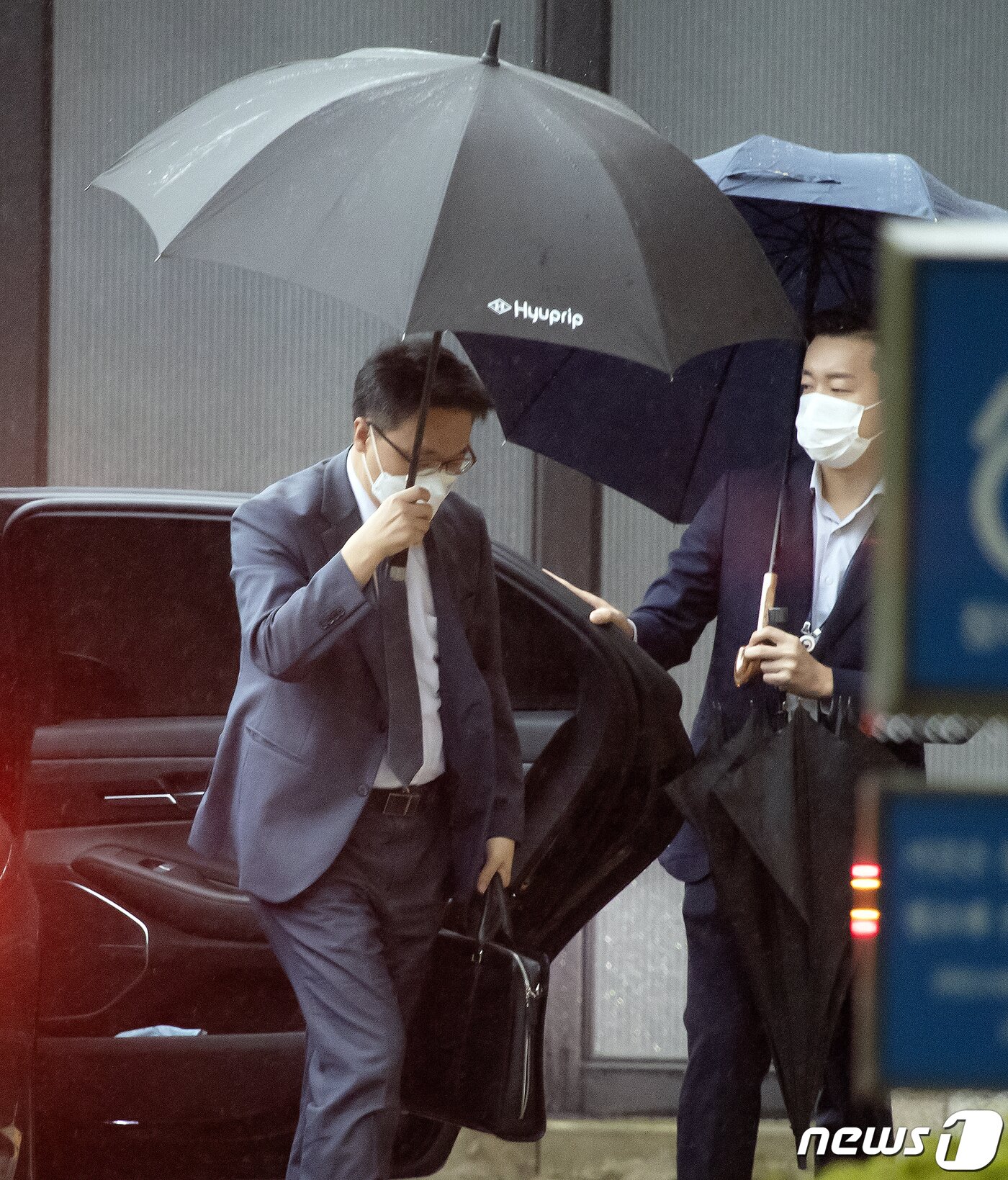 본문 이미지 - 김진욱 고위공직자범죄수사처장이 6일 오전 경기 정부과천청사 고위공직자범죄수사처(공수처)에 출근하고 있다. 한편 공수처는 검경의 대장동 의혹 수사가 이미 상당 수준 진행된 만큼 윤석열 전 검찰총장을 둘러싼 사건들을 규명하는 데 수사력을 집중할 것으로 관측되고 있다. 김진환 기자