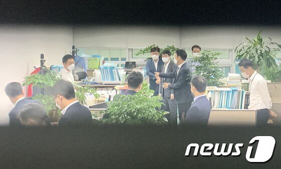 6일 오전 서울 여의도 국회의원회관에서 '고발사주 의혹'을 수사 중인 고위공직자범죄수사처(공수처) 수사관들이 정점식 국민의힘 의원의 사무실을 압수수색하고 있다. 구윤성 기자