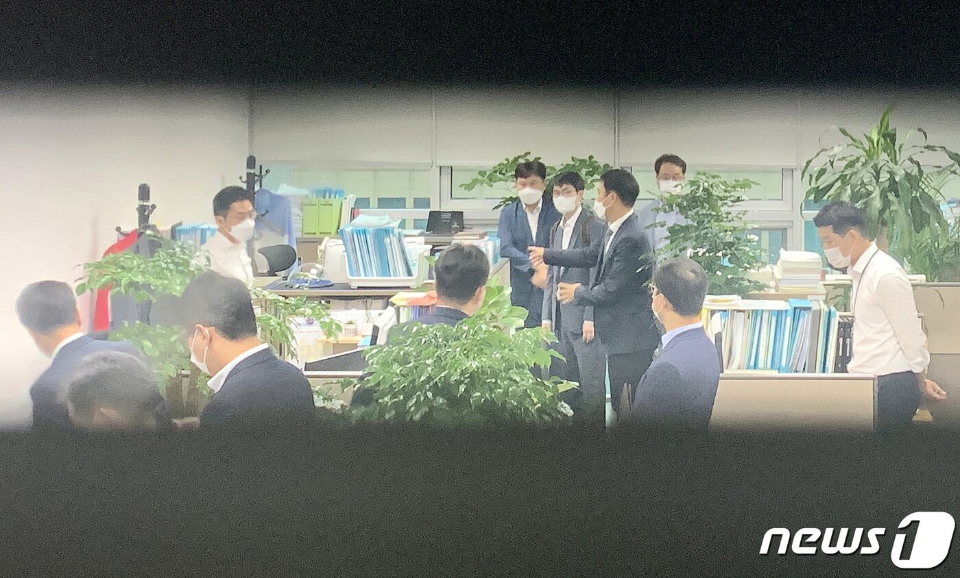 본문 이미지 - 6일 오전 서울 여의도 국회의원회관에서 '고발사주 의혹'을 수사 중인 고위공직자범죄수사처(공수처) 수사관들이 정점식 국민의힘 의원의 사무실을 압수수색하고 있다. 구윤성 기자