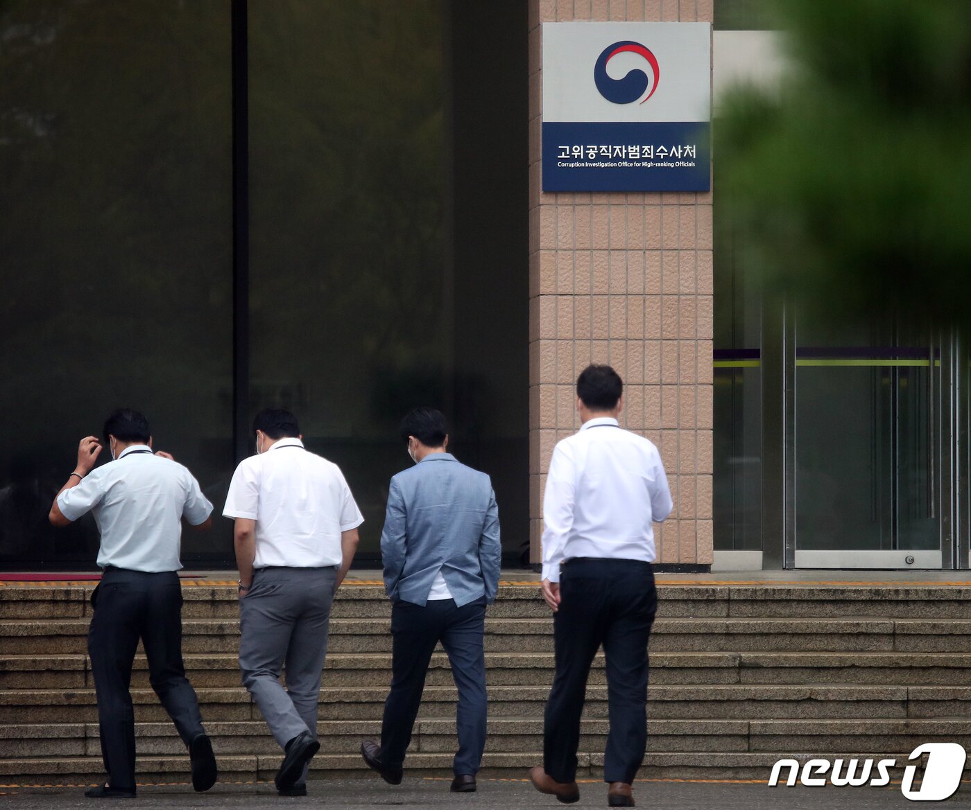본문 이미지 - 고위공직자 범죄수사처(공수처) '고발사주 의혹' 수사와 관련해 정점식 국민의힘 의원의 사무실 압수수색에 돌입했다. 공수처는 6일 서울 여의도 국회의원회관의 정점식 의원실에 검사와 수사관 9명을 보내 압수수색을 진행하고 있다. 지난해 당 법률지원단장을 맡았던 정 의원은 고발장 초안을 당무감사실에 전달했고, 당무감사실은 이를 고발을 담당한 조상규 변호사에게 건넸다는 의혹을 받고 있다. 또한 공수처는 박지원 국가정보원장과 조성은 씨가 공모해 ‘고발 사주’ 의혹을 제기했다는 이른바 ‘제보 사주’ 의혹과 관련해 박 원장을 입건하고 정식 수사에 착수했다. 공수처는 “윤석열 캠프 측이 지난달 13일, 15일에 고발한 이른바 ‘제보 사주 의혹’에 대한 고발 사건을 전날(5일) 각각 입건한 뒤 병합해 수사2부(부장검사 김성문)에서 수사하기로 했다”고 밝혔다. 사진은 6일 경기도 과천시 정부과천청사 고위공직자범죄수사처(공수처)의 모습. 김진환 기자