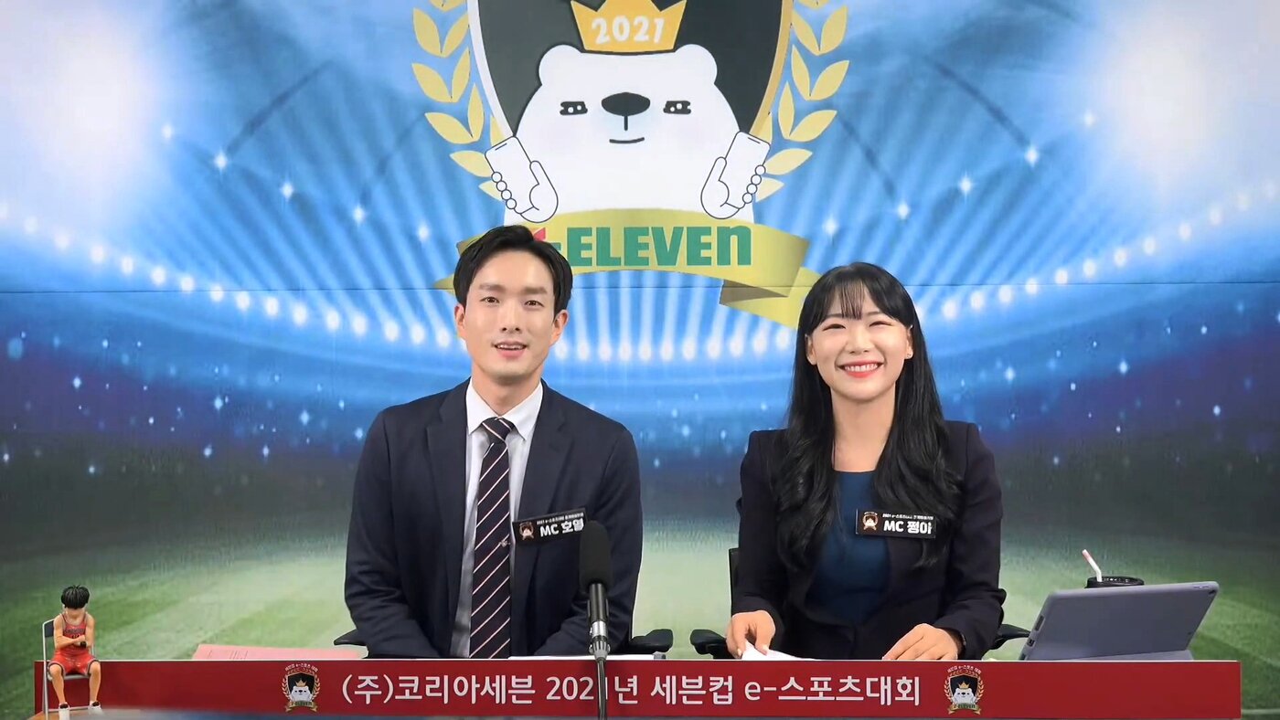 본문 이미지 - e스포츠 전문캐스터와 사내 직원 해설진이 유튜브를 통해 라이브 중계 방송을 진행하고 있다.(세븐일레븐 제공) ⓒ 뉴스1
