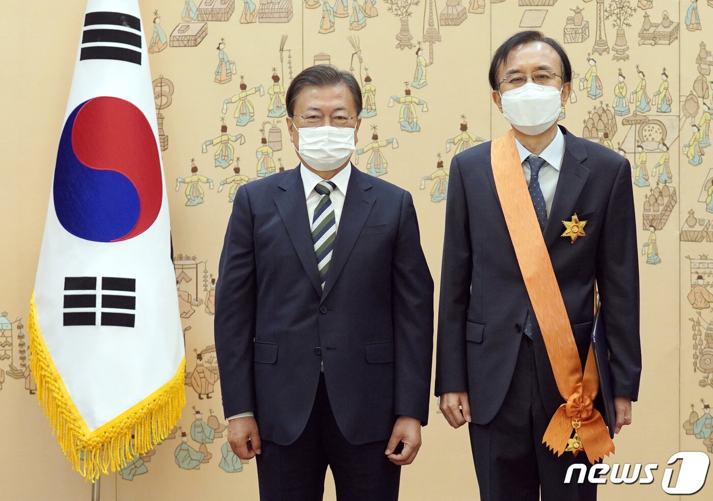 본문 이미지 - 문재인 대통령이 6일 청와대 본관에서 이기택 전 대법관에게 훈장 수여 후 기념촬영을 하고 있다.2021.10.6/뉴스1 ⓒ News1 이광호 기자