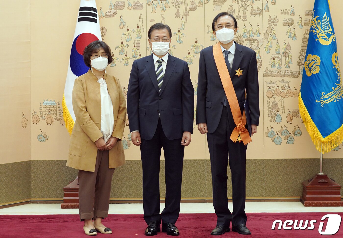 본문 이미지 - 문재인 대통령이 6일 청와대 본관에서 이기택 전 대법관에게 훈장 수여 후 기념촬영을 하고 있다. 왼쪽은 이 전 대법관 배우자 홍혜경 씨.2021.10.6/뉴스1 ⓒ News1 이광호 기자