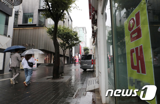 지난 6일 서울 중구 명동의 한 매장에 임대 안내문이 붙여있다. © News1 박세연 기자