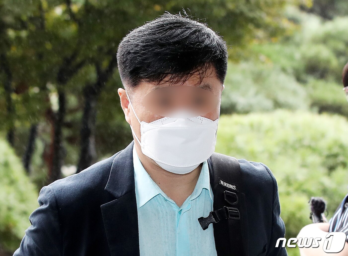 본문 이미지 - 김문기 성남도시개발공사 개발1처장이 6일 오후 서울 서초구 서울중앙지방검찰청으로 성남시 대장동 개발사업 특혜 의혹 관련 조사를 받기 위해 출석하고 있다. 김 처장은 올해 초까지 대장동 개발의 실무 책임을 맡은 인물이다. 2021.10.6/뉴스1 ⓒ News1 박지혜 기자