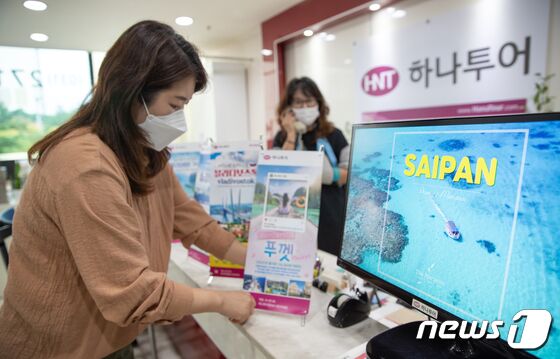 우리나라와 처음으로 트래블 버블을 체결한 북마리아나 제도의 사이판으로 여행을 예약한 한국인이 4000명을 넘겼다. 트래블 버블은 신종 코로나바이러스 감염증(코로나19) 백신 접종을 마친 여행객에게 자가 격리 등을 면제해주는 협정으로 단체 여행객을 대상으로만 허용하는 제도다. 사진은 6일 오후 경기도 수원시 장안구에 위치한 한 여행사에서 관광 상품을 준비하고 있다. 이재명 기자