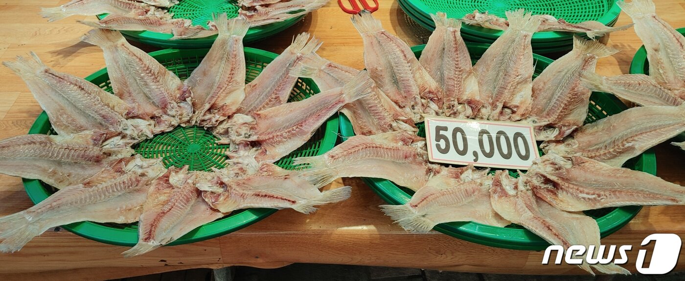 본문 이미지 - 수분이 많고 사후 경직 기간이 짧아 부패하기 쉬운 옥돔을 말린 건옥돔. ⓒ 뉴스1