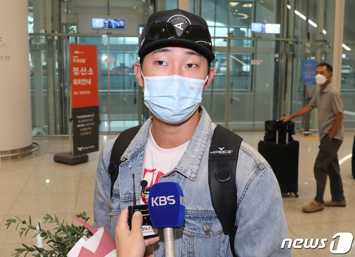 본문 이미지 - 메이저리그(MLB) 데뷔의 꿈을 이룬 박효준(25·피츠버그 파이리츠)이 6일 인천국제공항을 통해 귀국하며 취재진의 질문에 답하고 있다. 박효준은 뉴욕 양키스와 계약하고 2015년 미국으로 건너가 메이저리그에 도전장을 내밀었다.2021.10.6/뉴스1 ⓒ News1 임세영 기자