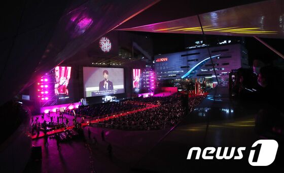 6일 오후 부산광역시 우동 영화의 전당에서 '제26회 부산국제영화제(BIFF)' 개막식이 배우 송중기와 박소담의 진행으로 열리고 있다. 권현진 기자