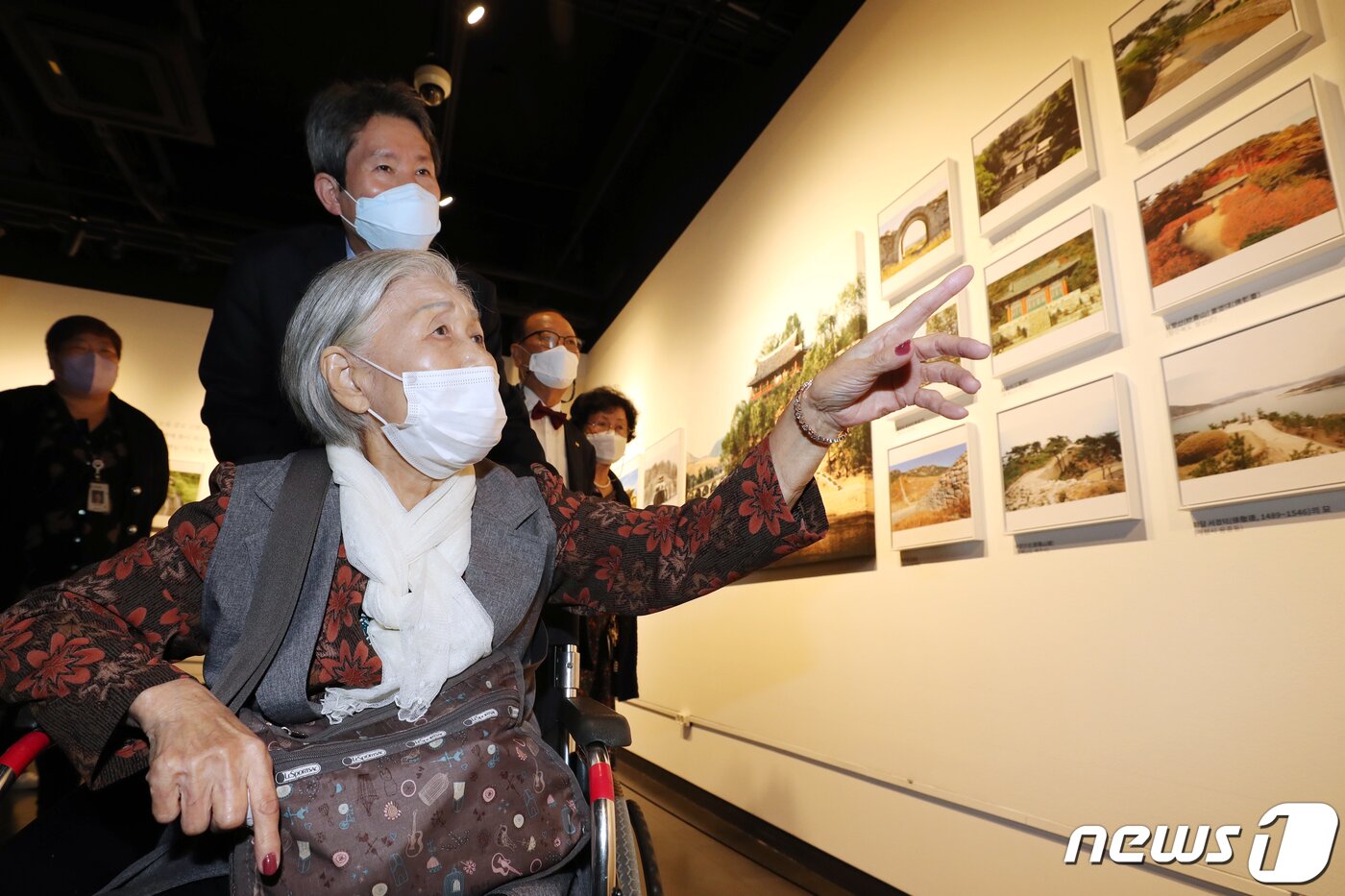 본문 이미지 - 개성에 가족과 고향을 둔 실향민 윤인순(88세) 어르신이 7일 오전 경기 파주 오두산 통일전망대에서 열린 이산가족 고향 사진전 '꿈엔들 잊힐리야'를 이인영 통일부 장관과 함께 관람하던 중 고향 생각에 눈물 짓고 있다. 이번 전시는 이산가족 및 실향민들에게 북녘 고향의 정취를 전하기 위해 마련됐다. 2021.10.7/뉴스1 ⓒ News1 민경석 기자