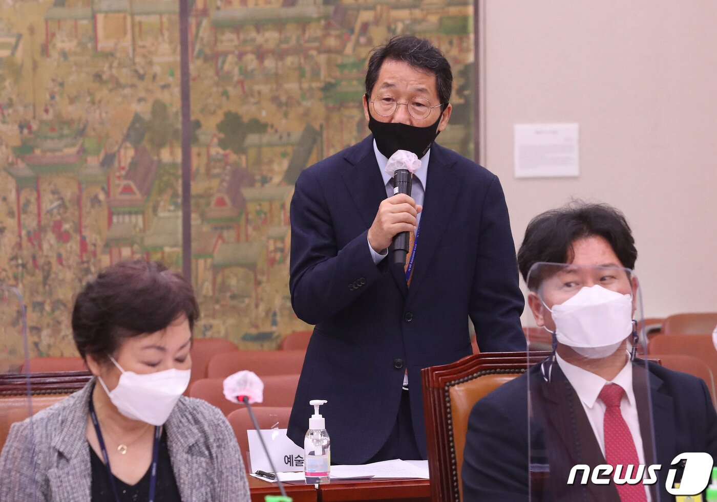 본문 이미지 - 유인택 예술의전당 사장이 7일 서울 여의도 국회에서 열린 문화체육관광위원회의 국립중앙박물관, 국립민속박물관 등에 대한 국정감사에서 의원들의 질의에 답변하고 있다. 2021.10.7/뉴스1 ⓒ News1 이동해 기자
