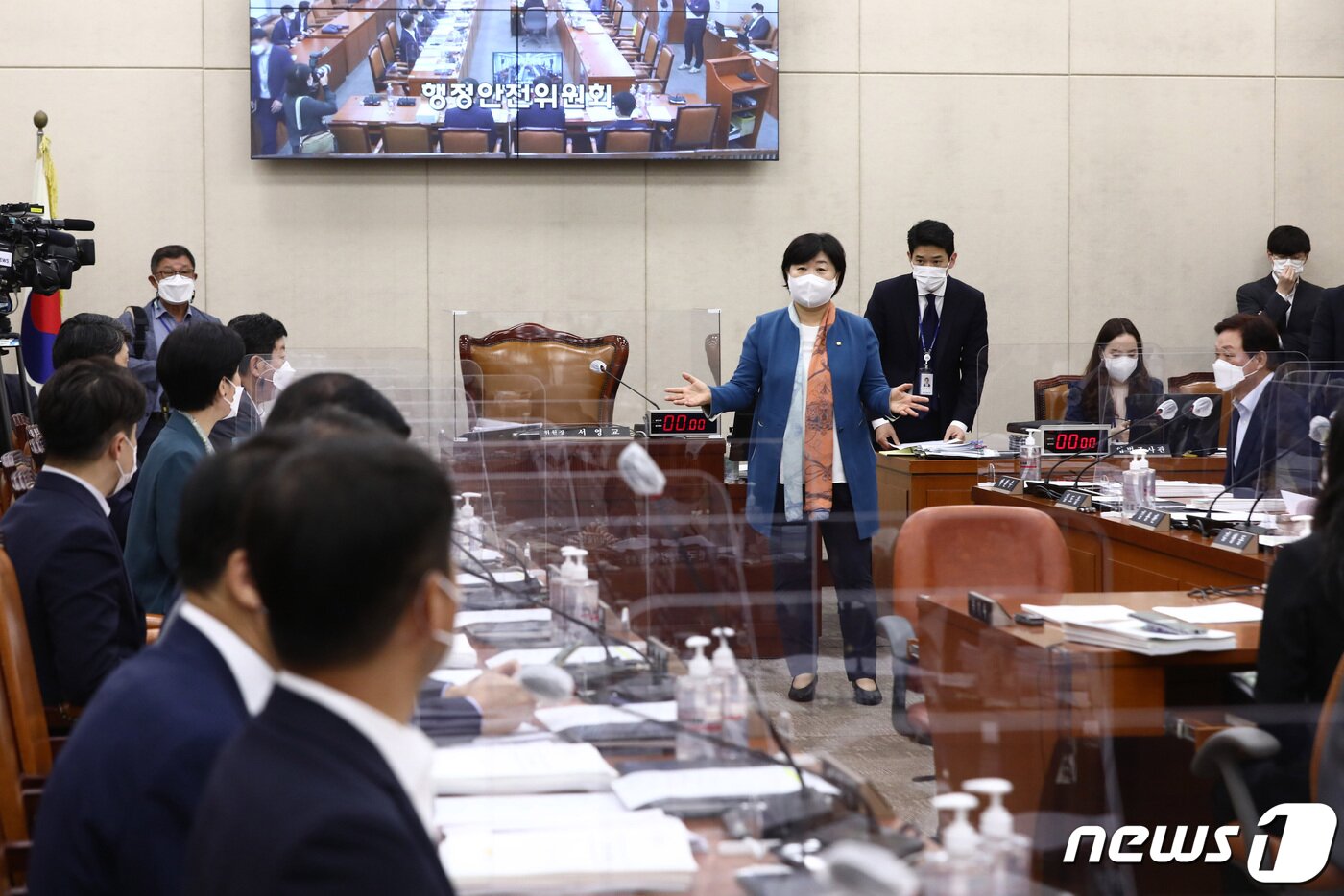본문 이미지 - 7일 서울 여의도 국회에서 열린 행정안전위원회의 소방청 등에 대한 국정감사에서 서영교 위원장이 개시에 앞서 의원들과 논의하고 있다. 2021.10.7/뉴스1 ⓒ News1 구윤성 기자