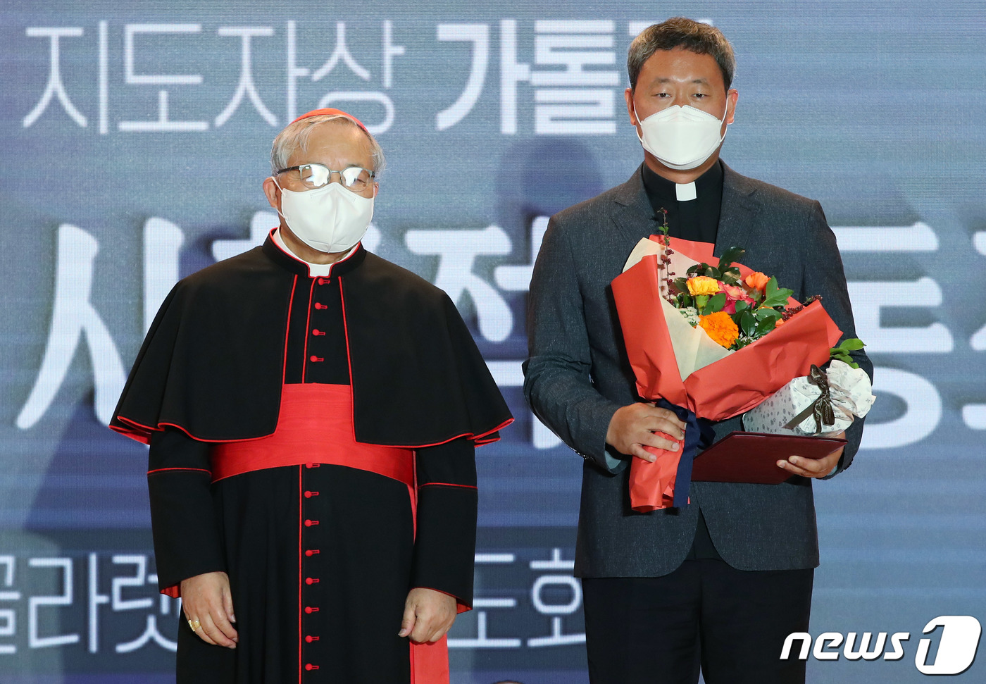 (서울=뉴스1) 박정호 기자 = 천주교 서울대교구장 염수정 추기경(왼쪽)이 7일 오전 서울 중구 명동성당 꼬스트홀에서 열린 사회적경제와 함께하는 2021년 종교계 공동행사 기념식에 …