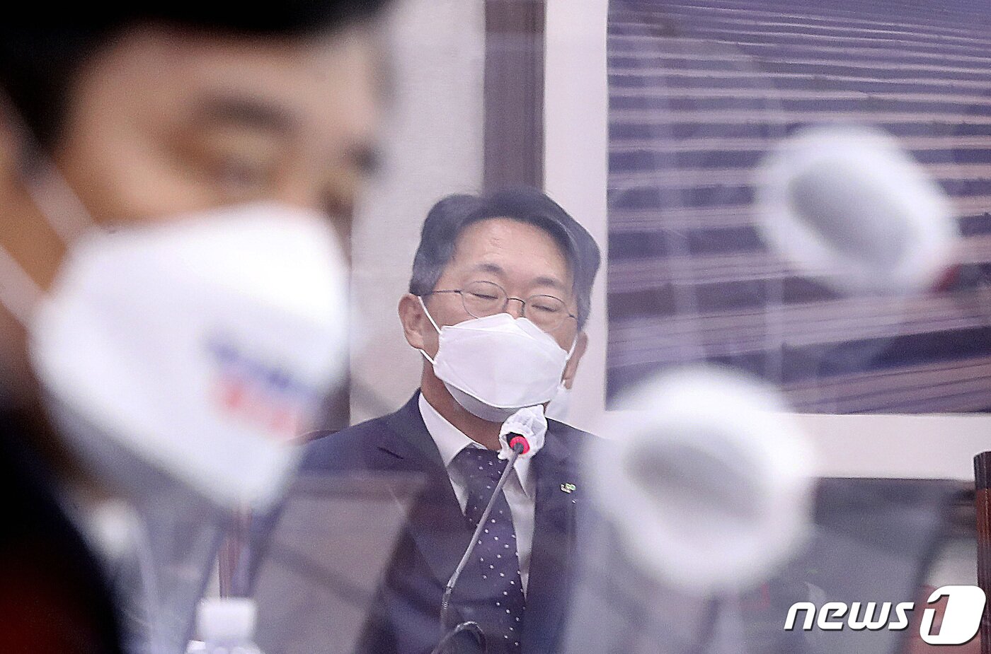 본문 이미지 - 김현준 한국토지주택공사(LH)사장이 7일 오전 서울 여의도 국회에서 열린 국토교통위원회의 한국토지주택공사(LH), 국토안전관리원, 주택관리공단, 건설기술교육원 등에 대한 국정감사에서 여야의 대장동 특검 촉구 문구 마스크 관련 발언이 이어지자 눈을 감고 있다. 2021.10.7/뉴스1 ⓒ News1 이동해 기자