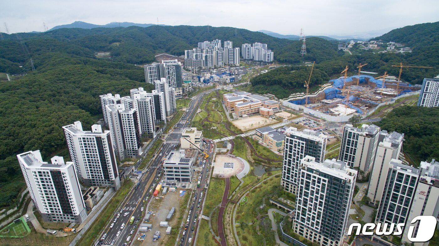본문 이미지 - 천문학적 수익을 올려 '특혜 의혹'을 부른 대장동 개발사업과 관련해 분양가상한제를 적용했더라면 개발이익 가운데 2700억원상당을 줄일 수 있었다는 분석이 나왔다.  참여연대와 민변 민생경제위원회는 7일 참여연대 사무실에서 기자회견을 열고 "분양가상한제를 적용했다면 화천대유가 직접 시행한 4개 단지 아파트 개발이익을 약 2699억원 줄일 수 있었을 것＂이라고 밝혔다.  분양가상한제는 미리 정한 건축비와 택지비에 개별 아파트마다 추산되는 가산비를 더해 분양가 상한선을 정하고 그 이하로 싸게 분양하는 제도다.  사진은 이날 오후 경기도 성남시 분당구 대장동 아파트 단지의 모습. 2021.10.7/뉴스1 ⓒ News1 이재명 기자