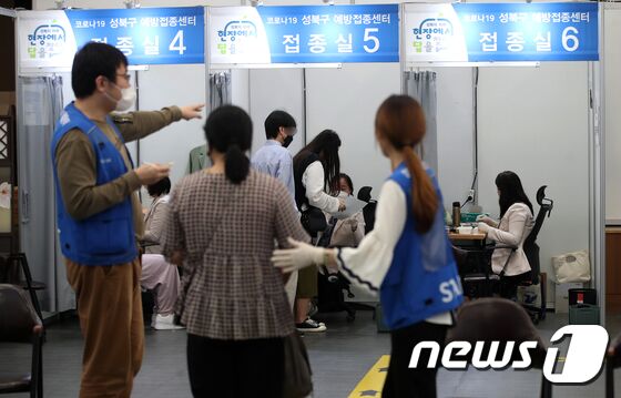 7일 오후 서울 성북구청에 마련된 신종코로나바이러스 감염증(코로나19) 예방접종센터에서 시민들이 백신을 접종하고 있다. 정은경 질병관리청장은 이날 보건복지위 국정감사에서 '단계적 일상회복'의 시작 기준인 전국민 70% 접종 완료 달성 시점에 대해