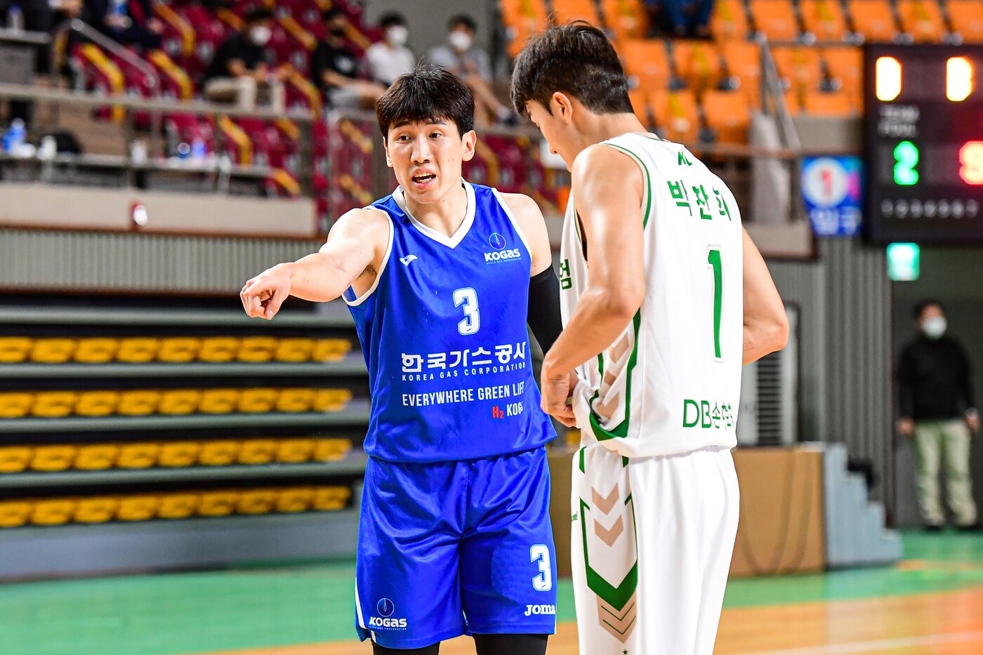 본문 이미지 - 지난 여름 트레이드로 이적한 두경민(왼쪽)과 박찬희. (KBL 제공) ⓒ 뉴스1