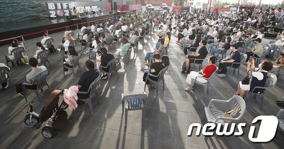 조성희 감독, 진선규, 송중기가 7일 오후 부산 영화의전당에서 열린 영화 ‘승리호’ 오픈토크에 참석해 팬들과 즐거운 시간을 보내고 있다. 권현진 기자