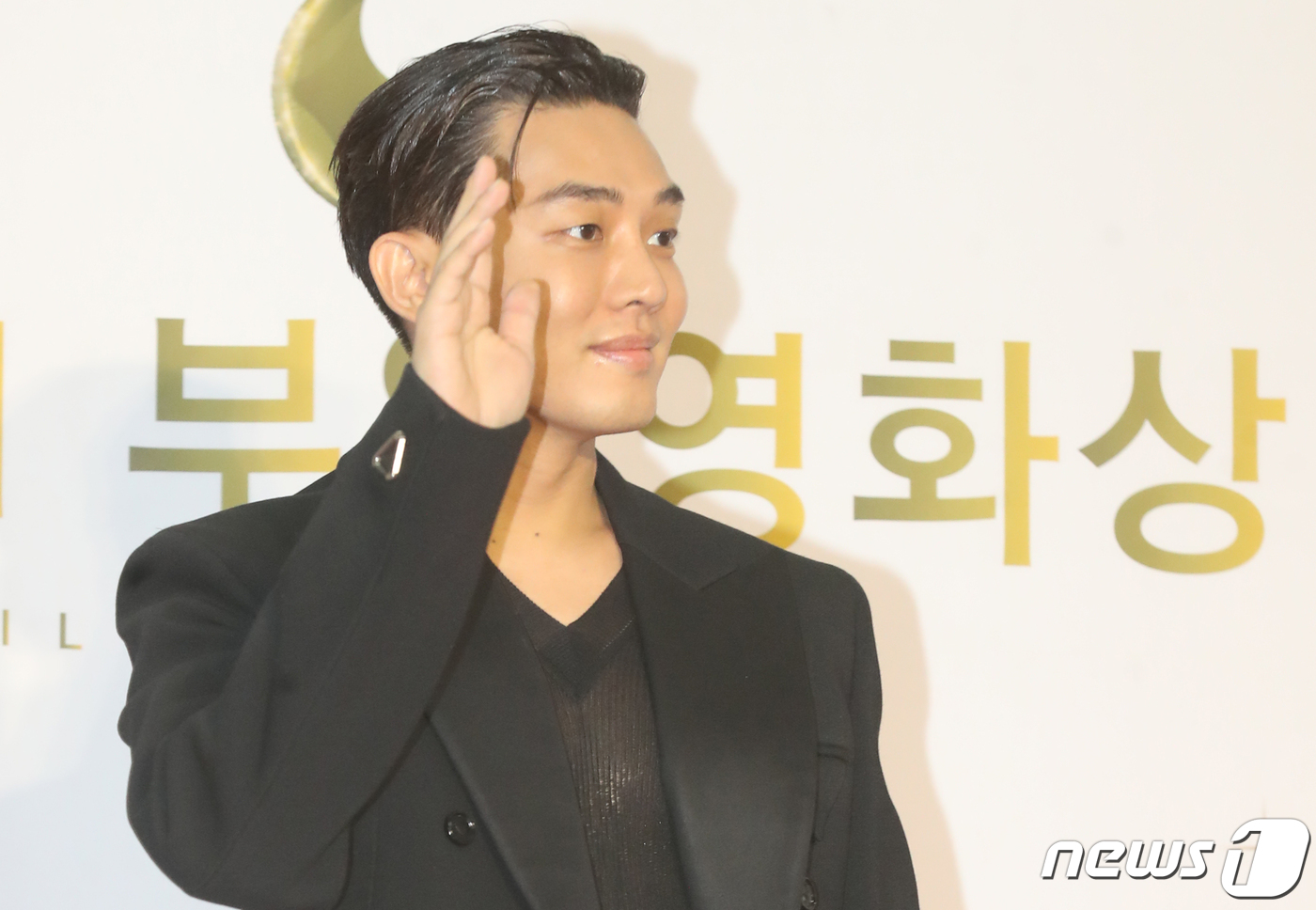 (부산=뉴스1) 여주연 기자 = 배우 유아인이 7일 오후 부산 해운대구 벡스코 오디토리움에서 열린 '2021 부일영화상'에 참석해 포즈를 취하고 있다. 2021.10.7/뉴스1