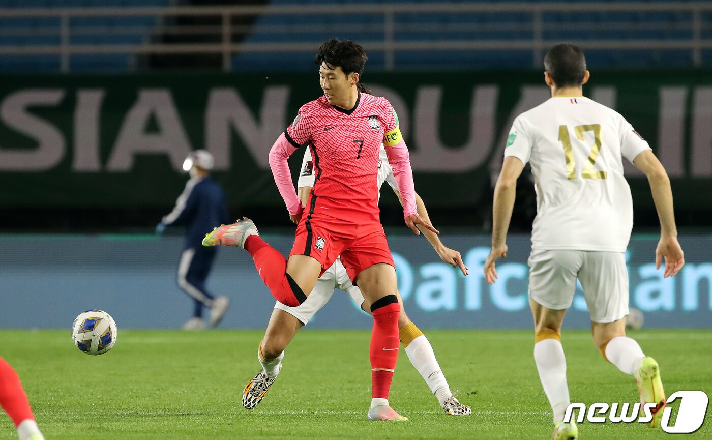 본문 이미지 - 7일 오후 경기도 안산시 단원구 안산와스타디움에서 열린 2022 국제축구연맹(FIFA) 카타르 월드컵 아시아지역 최종예선 A조 대한민국과 시리아의 경기 대한민국 손흥민이 전반 패스를 하고 있다. 2021.10.7/뉴스1 ⓒ News1 김진환 기자