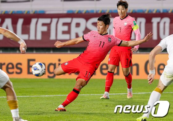 7일 오후 경기 안산와스타디움에서 열린 2022 국제축구연맹(FIFA) 카타르 월드컵 아시아지역 최종예선 A조 3차전 대한민국과 시리아의 경기에서 황희찬이 골문을 향해 슈팅하고 있다. 안은나 기자