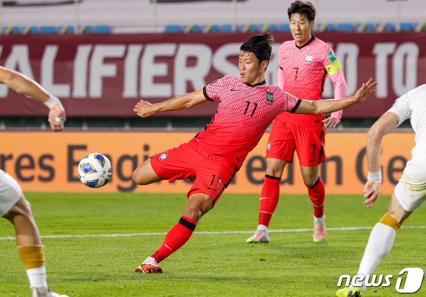 본문 이미지 - 7일 오후 경기 안산와스타디움에서 열린 2022 국제축구연맹(FIFA) 카타르 월드컵 아시아지역 최종예선 A조 3차전 대한민국과 시리아의 경기에서 황희찬이 골문을 향해 슈팅하고 있다. 안은나 기자