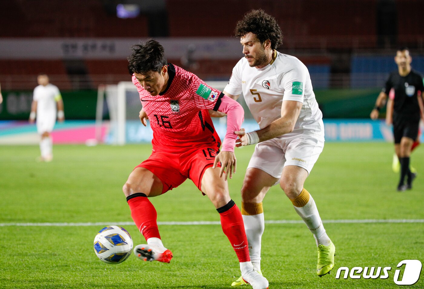본문 이미지 - 7일 오후 경기 안산와스타디움에서 열린 2022 국제축구연맹(FIFA) 카타르 월드컵 아시아지역 최종예선 A조 3차전 대한민국과 시리아의 경기에서 황의조가 아므르 알미다니(Amr Almidani)와 볼을 다투고 있다. 2021.10.7/뉴스1 ⓒ News1 안은나 기자