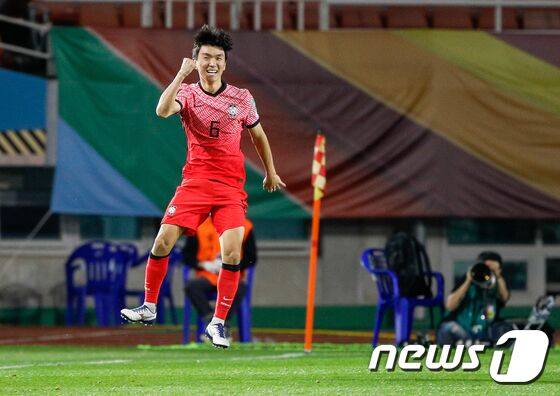 7일 오후 경기 안산와스타디움에서 열린 2022 국제축구연맹(FIFA) 카타르 월드컵 아시아지역 최종예선 A조 3차전 대한민국과 시리아의 경기 후반전에서 황인범이 첫 골을 넣은 뒤 기뻐하고 있다. 안은나 기자